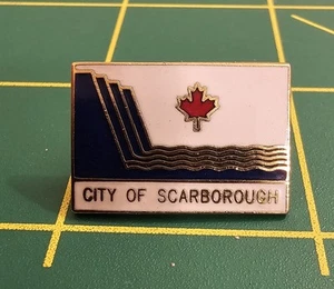 Spilla cappello bavero smaltato vintage città di SCARBOROUGH [S25] Canada  - Foto 1 di 2