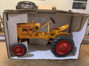 1/16 MINNEAPOLIS MOLINE AVERY MODEL V Tractor TOY TRACTOR TIMES - Picture 1 of 12