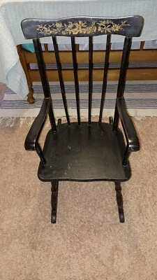 Винтажное/антикварное детское кресло-качалка с черными трафаретами декор для детской комнаты MCM - Изображение 1 из 4