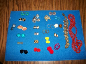 VINTAGE LOT OF 25 PIECES OF  CLIP-ON EARRINGS, NECKLACES, BROOCHES - Picture 1 of 10