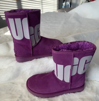 BOTA UGG CLASSIC SHORT II CHOPD TALLA 7, Color PÚRPURA CIELO GAMUZA SUPERIOR. Foto 1 de 4