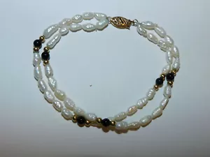 SÜSSWASSERPERLEN, GOLD & SCHWARZE ONYX PERLEN, 14 K GOLD VERSCHLUSS ARMBAND - Bild 1 von 4