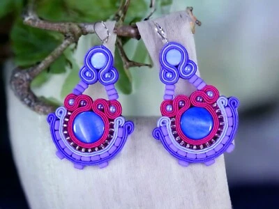 Lila Ohrringe, hergestellt in Soutache-Technik, handgenäht. - Bild 1 von 3