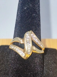 Anello oro giallo 10 kt diamanti baguette e canale tondo misura 7 estate cocktail - Foto 1 di 7