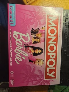 Monopoly: Barbie Edition Gioco da Tavolo, Età 8+, 2-6 Giocatori, Divertenti Giochi Famiglia... - Foto 1 di 4
