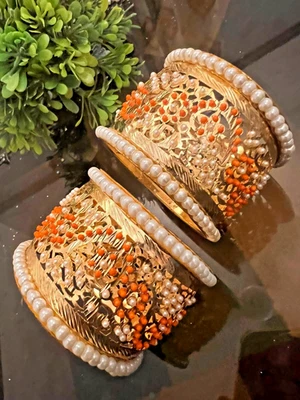 Brazaletes indios paquistaníes tono dorado con piedra naranja y granate. Una pieza Foto 1 de 2