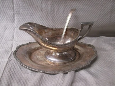 Антикварная потускневшая посеребренная соусница 1800-е с капельницей и ложкой - Изображение 1 из 4