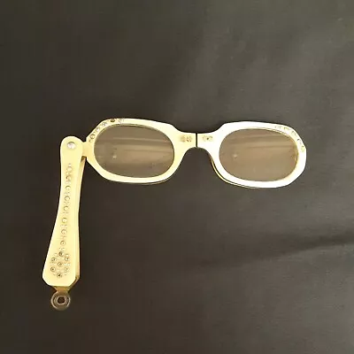Leitores/lupas dobráveis Lucite c. meados dos anos 1900 com detalhes cintilantes - Imagem 1 de 4