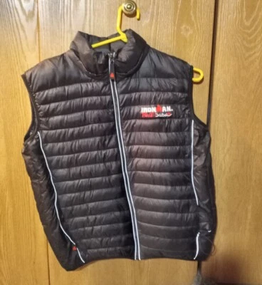 Chaleco acolchado IRONMAN Dubai 70.3 Finisher con capucha extraíble M gris Foto 1 de 4