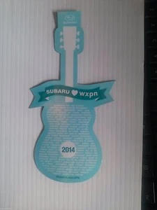 IMÁN EN FORMA DE GUITARRA SUBARU PROMOCIÓN AUTOMOTRIZ WXPN RADIO PÚBLICA PATROCINADOR CONCIERTO - Imagen 1 de 1