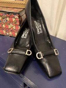 Salvatore Ferragamo schwarz Leder silber Gancini Logo mittelhoher Absatz Schuhe Größe 9,5 AA - Bild 1 von 10