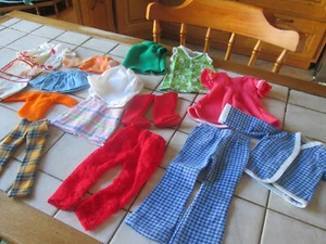 gros lot de vêtements pour poupées div. crissy, velvet,corolle,,famosa,furga.... - Imagen 1 de 8
