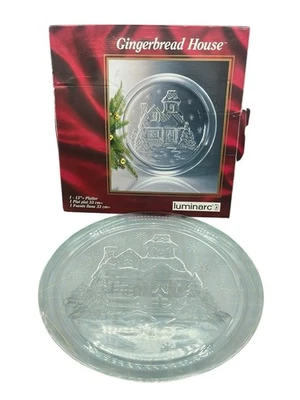 Plato redondo de vidrio transparente para servir Luminarc diseño elevado de casa de pan de jengibre Foto 1 de 4