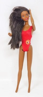 Barbie Baywatch Muñeca Salvavidas con Traje de Baño Rojo Pelo Negro Ojos Marrones Mattel  Foto 1 de 4