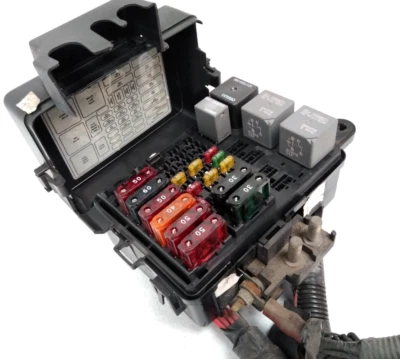 Chevy Suburban 1500 1997 relé caja de fusibles bahía de motor debajo del capó Sierra 1998 A57 Foto 1 de 4