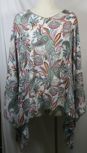 TOP ESTILO PONCHO TALLA GRANDE, ESTAMPADO PASILEY VERDE/ROJO SOBRE GASA BLANCA, TALLA 3X-4X - Imagen 1 de 1