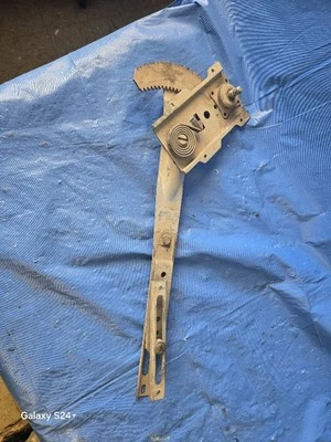 79 80 81 82 DATSUN 210 B210 СЛЕВА/СО СТОРОНЫ ВОДИТЕЛЯ FRT РУЧНОЙ СТЕКЛОПОДЪЕМНИК 6200 - Изображение 1 из 2