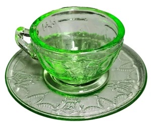 Mosser Depressione Vetro Verde Cammeo Ballerina Mini Tazza Piattino Bambino Miniatura - Foto 1 di 9