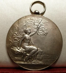 1909 Francés Art Nouveau Colgante Medalla 50mm por Pillet Desnudos Normandía Ouistreham - Imagen 1 de 3