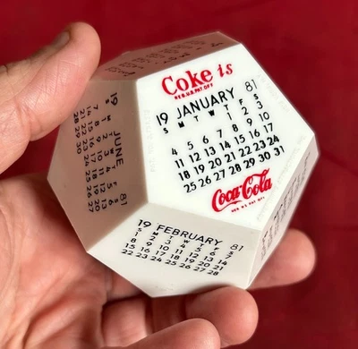 1981 Coca Cola 12-сторонний пластиковый календарь Пентагон - Изображение 1 из 3