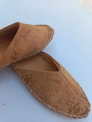 Zapatilla de cuero hecha a mano con decoración faraónica egipcia antigua para el hogar Foto 1 de 4