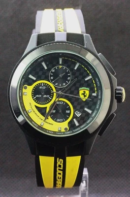 Reloj de cuarzo clásico Ferrari cronógrafo en esfera negra e indicador de fecha para hombre. Foto 1 de 4