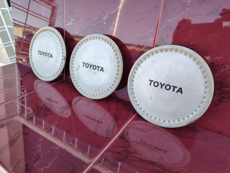 Juego de (3) tapas centrales de rueda Toyota Corolla 1986-1988 OEM # 69168 Foto 1 de 4