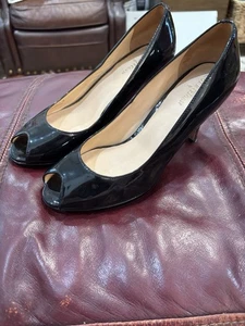 Zapatos de salón COLE HAAN Air D22304 talla 7B charol negro punta abierta para mujer - Imagen 1 de 8