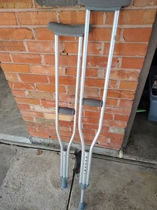 Muletas ADULTAS Ligeras Medicinales Aluminio 62 pulgadas-70 pulgadas Pulsador Axilar 300 libras - Imagen 1 de 4