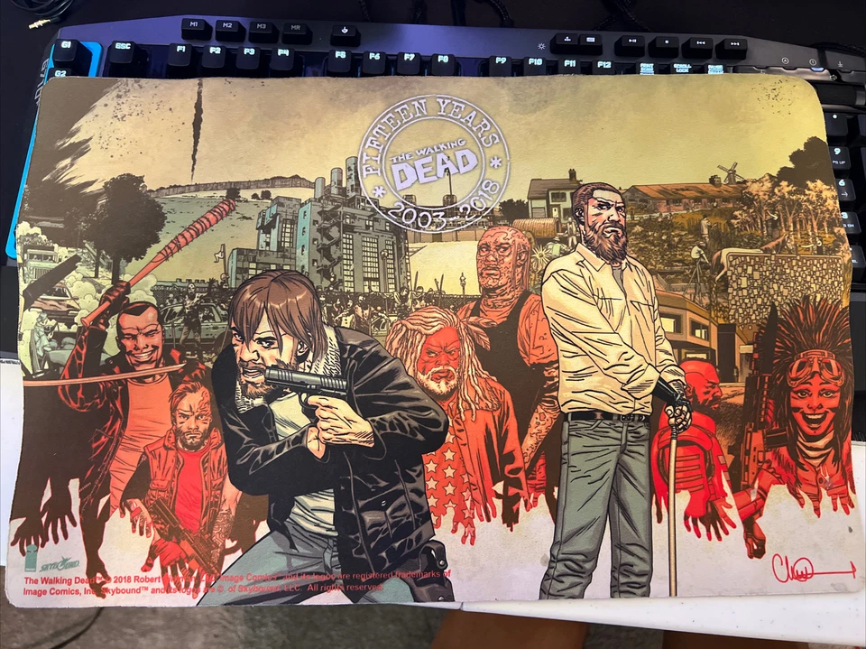 Alfombrilla de ratón para juegos Walking Dead Day 2018 10" x 16,5" 15 aniversario nueva Foto 1 de 1