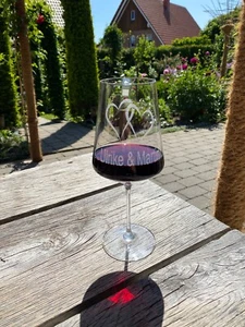 Rotweinglas individuelle Gravur Doppelherz mit Wunschnamen - Bild 1 von 3