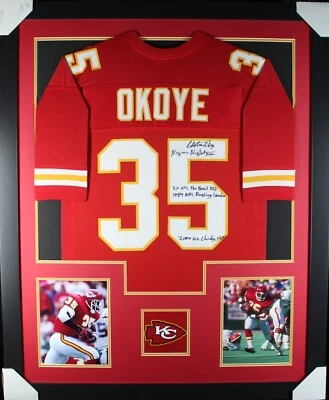 Camiseta deportiva firmada con autógrafo enmarcada JSA de Christian Okoye inscrita (Chiefs Red TOWER) Foto 1 de 2