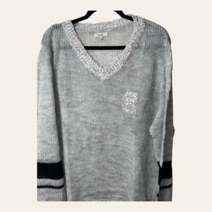 EASEL LONG SLEEVE SWEATER GRAY IN COLOR WITH SILVER METALLIC SIZE LARGE - Picture 1 of 10