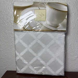 Lenox Laurel Leaf Ivory Damask 70" x 104" Fabric Oval Tablecloth NEW - Picture 1 of 9