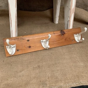 Ganchos de abrigo vintage sobre madera - guardarropa - sala de botas - granja - Imagen 1 de 10