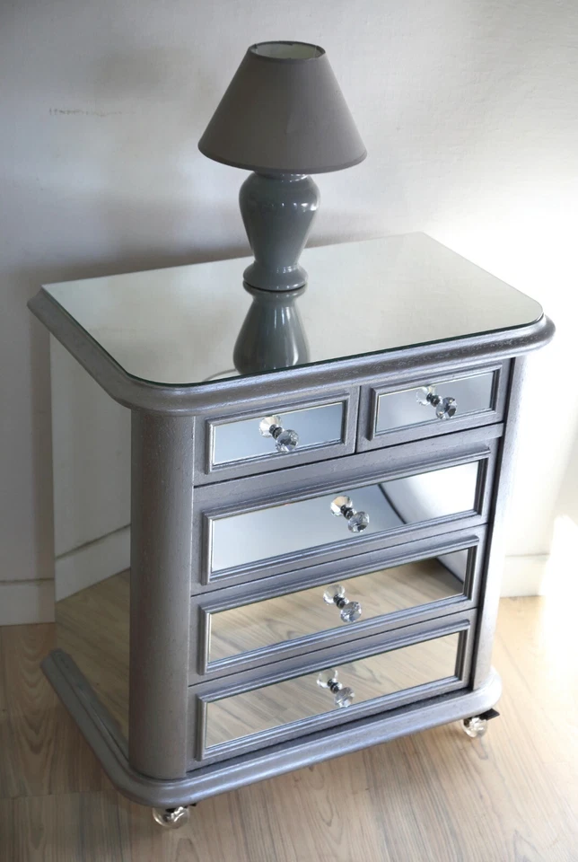 Allestimento creativo di Comodini esistenti DESIGN a specchio finitura Argento - Immagine 1 di 4