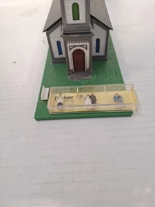 Tyco 941:700 HO Lighted Church Fully Assembled Building W/Wedding Party - Picture 1 of 16