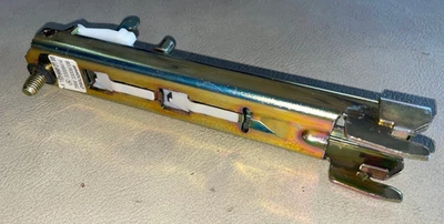 Ajustador de cinturón de seguridad delantero Mercedes-Benz - 163-860-01-88 - para MBZ ML320 y más Foto 1 de 4