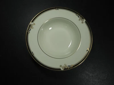 Minton Bone China Newbury Rimmed Bowl 20cm - Image 1 of 4