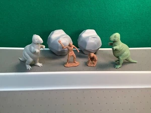 Marx Prehistoric Dinosaurs Figures  Allosaurus Light Grey & Green + 2 Cavemen - Picture 1 of 8