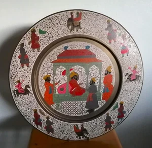 A brass Indian decorated tray/wall hanging depicting Mughal Empire scene - Picture 1 of 9