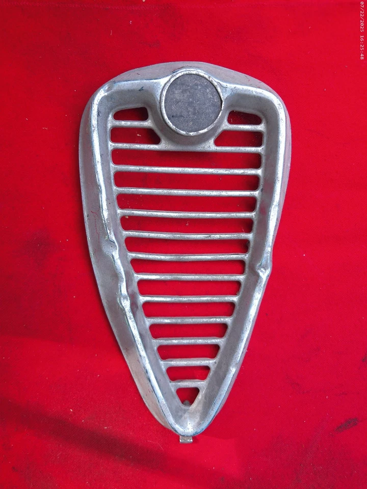 ALFA ROMEO GIULIETTA SPRINT Usado Original REJILLA CENTRAL DELANTERA "Wall Art" REPARACIÓN Foto 1 de 4