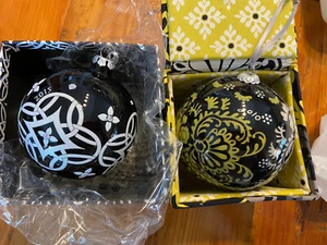 Vera Bradley Christmas Ornaments Baroque 2010 Concerto 2015 Black White NO Lid - Picture 1 of 3