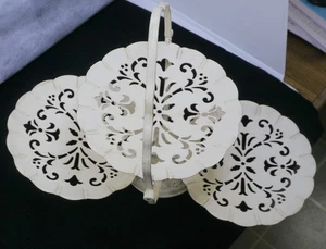 GALLETA PLEGABLE DE TRES NIVELES DE METAL ANTIGUO, BANDEJA DE POSTRE, FORMA DE ALMEJA BLANCA - Imagen 1 de 6
