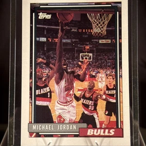 1992-93 Topps Gold #141 Michael Jordan Chicago Bulls - Picture 1 of 2