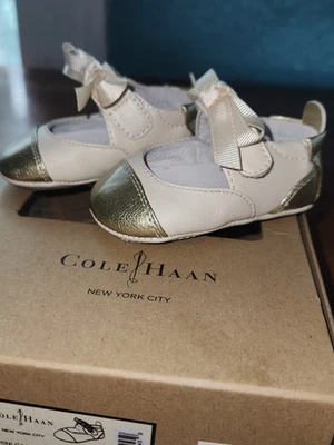 Cole Haan Bebé Niñas Mini Gorra Arco Ballet Cuna Plana Zapato Crema Dorado NUEVO  Foto 1 de 4