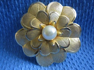 VINTAGE GOLDTONE METAL FLOWER CLIP BROOCH ! ~ UNSIGN ! - Picture 1 of 4