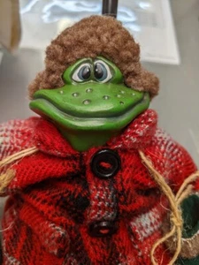 Muñeca Russ Yukon la Rana Hecha a Mano de Colección Bolsa de Frijoles Cerámica Country Folks - Imagen 1 de 3