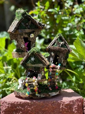 Casa de hadas hecha a mano totalmente decorada y tiene luces. Mystical Fairy House Handma Foto 1 de 4