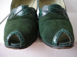Original True Vintage 1940s Wide Fit Green Suede Crocodile Peep Toe Court Shoes - Picture 1 of 19